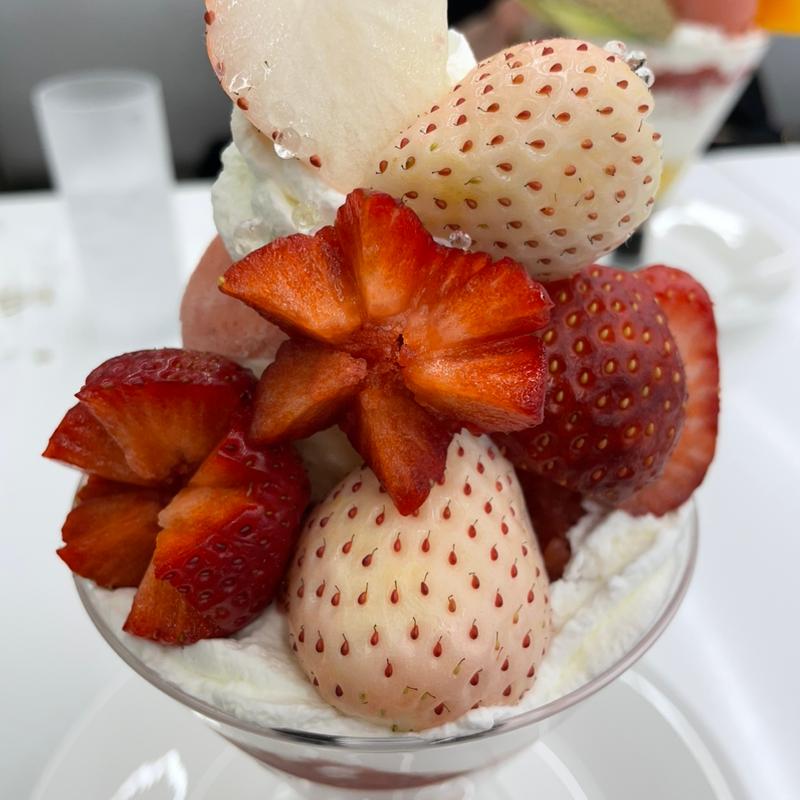 白苺とあまおうパフェ(新宿高野 川越丸広店)