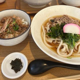 甘醤油煮牛肉ぶっかけうどん(冷)&漬け魚のそぼろ飯(White Room Udon-Ya)