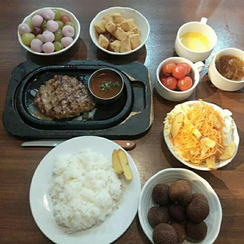 国産牛粗挽きプレミアハンバーグ　サラダバーセット(スエヒロ館 高津店)