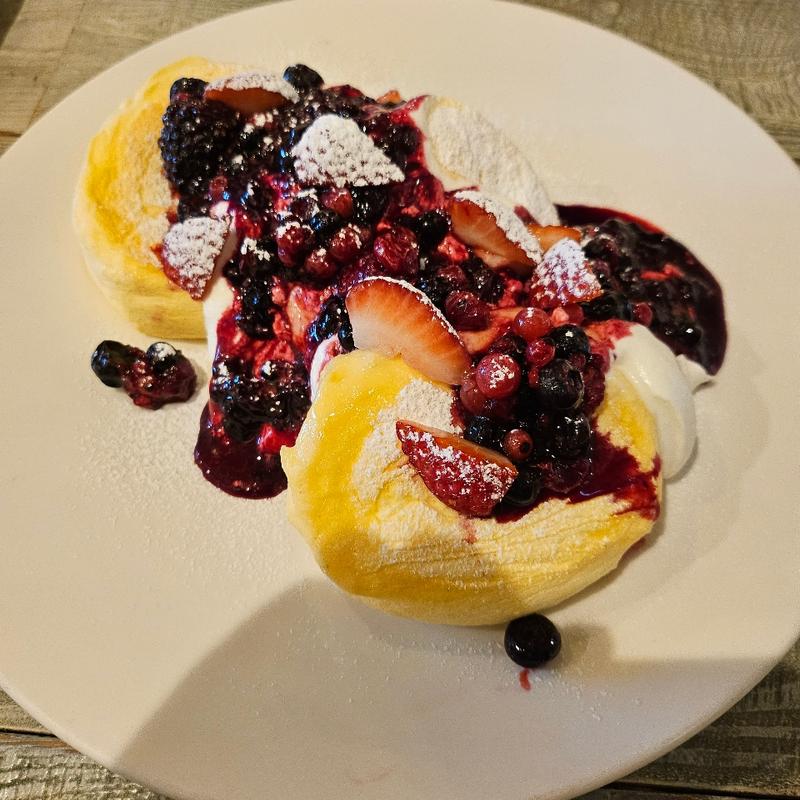 ベリーミックスパンケーキ(フラッフィーパンケーキ＆カフェ 小山ロブレ)