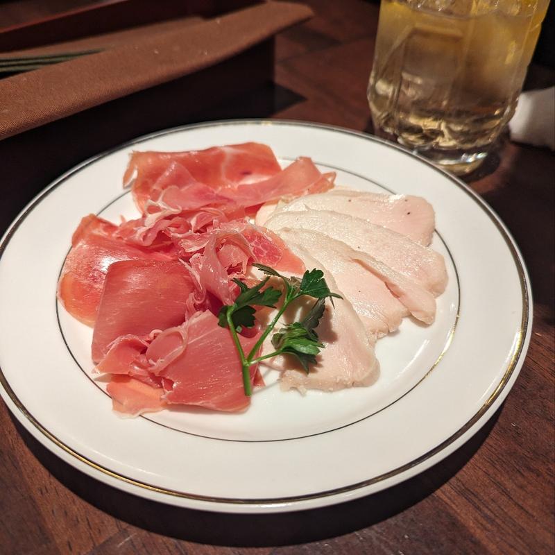自家製鶏ハムとハモンセラーノの盛り(ビストロTERIYAKI 秋葉原店)