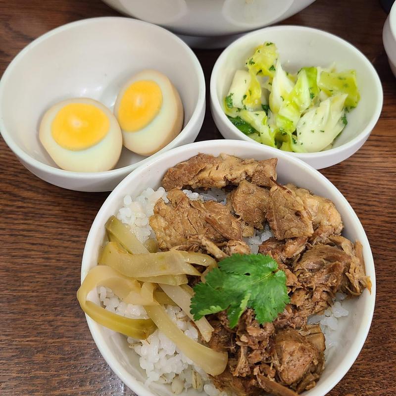 ルーロー飯 タマゴ(支那ソバ かづ屋)