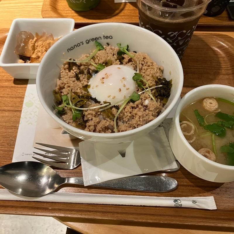 鶏そぼろどんぶり(nana’s green tea)