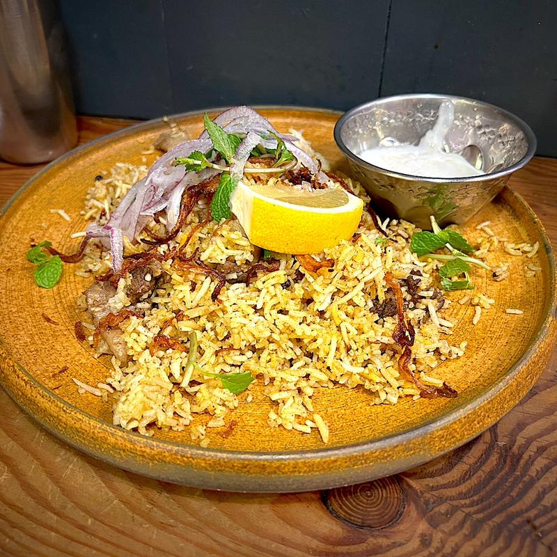 ツキノワグマのビリヤニ、柿のライタ(beet eat ビートイート)