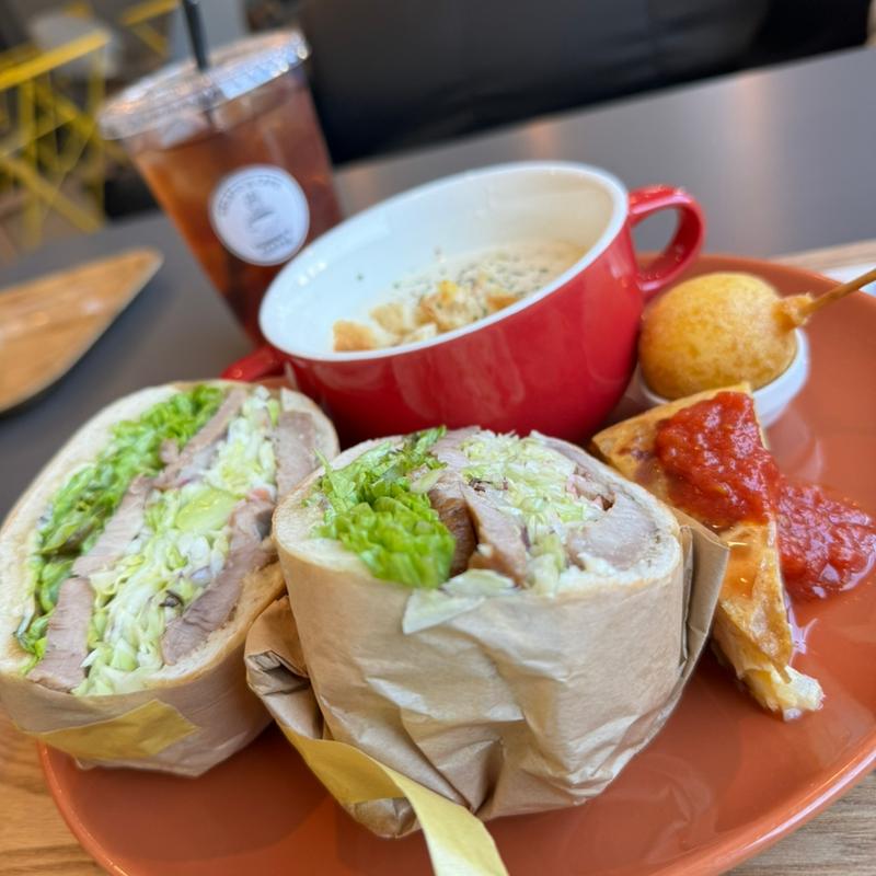 ローストポークパニーノとクラムチャウダー(GELATO & CAFE YUMMY'S COFFEE)