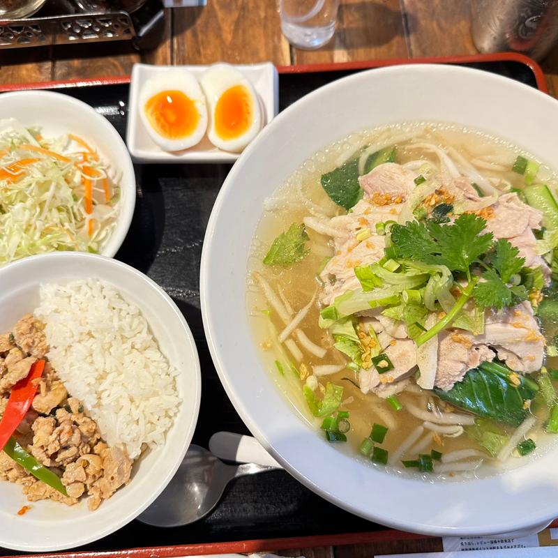 鶏肉のタイラーメンとミニガパオライス(タイレストラン ムートーン)