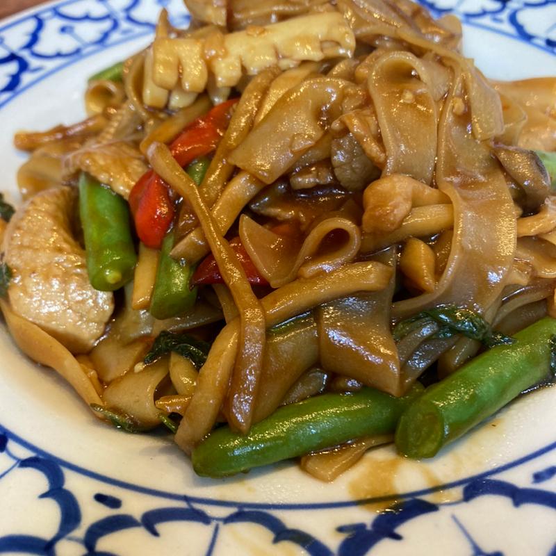 太麺の辛口そば(メナムのほとり )