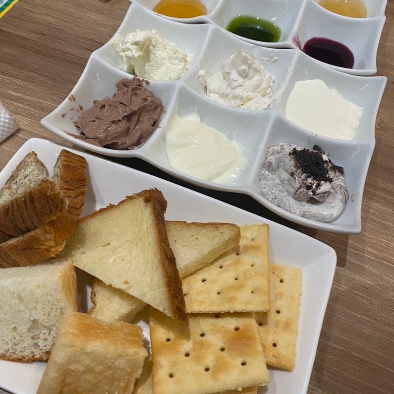 生はちみつとフレッシュチーズの食べ放題(チーズと生はちみつ BeNe あべのキューズモール店)