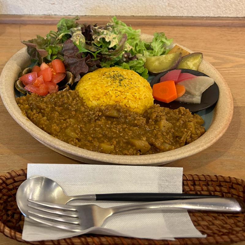 京都産地鶏ひき肉の蓮根スパイスカレーとハーブの自家製ピクルス・燻製チーズの野菜プレート(なかなかの森)