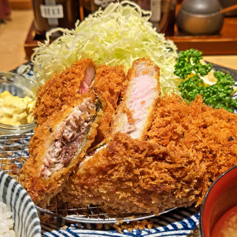 鰤フライとロースカツ定食(とんかつ馬車道さくら 本店)