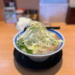 背脂塩らぁめん 太麺 ネギ 脂多め