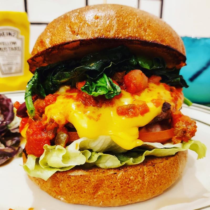 チーズバーガー+鬼の目にも涙ソース+縮みほうれん草(milia burger)