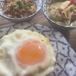ハーフガパオ&ハーフゲンキョーワン(タイ・イサーン料理ヤムヤム 恵比寿)