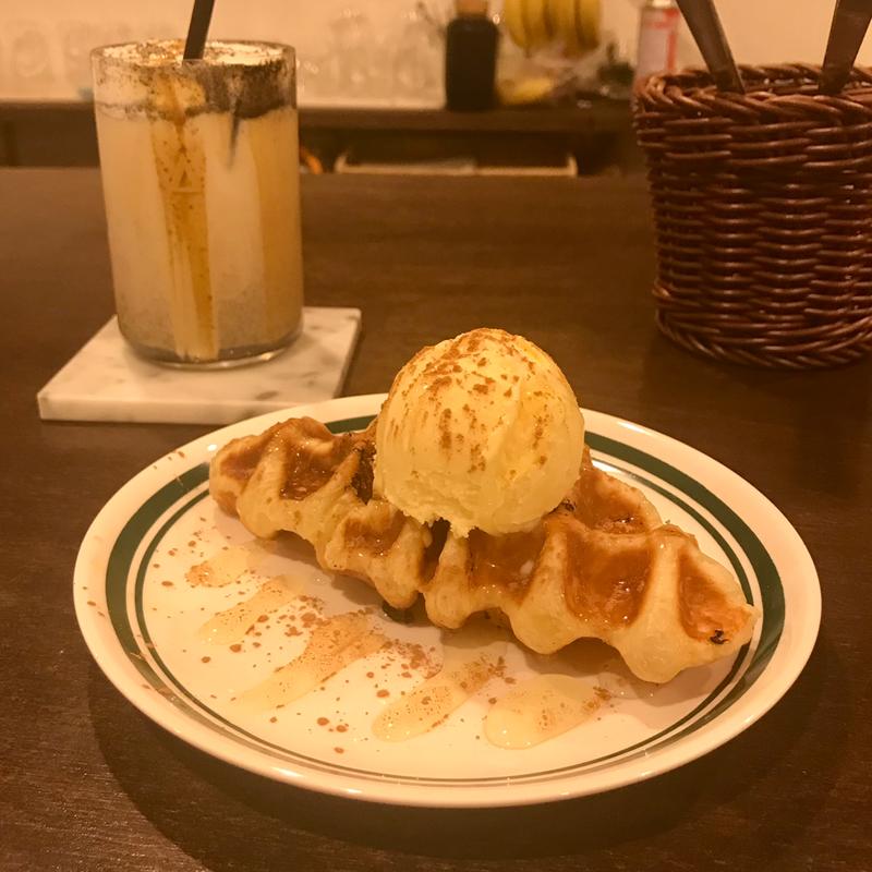 黒ゴマラテ、はちみつシナモン(cafe färben)