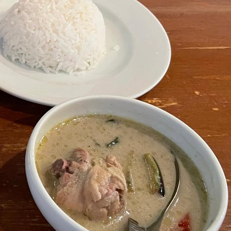 ハーフ&ハーフ（チキンのグリーンカレー）(にんにくやマナオ )