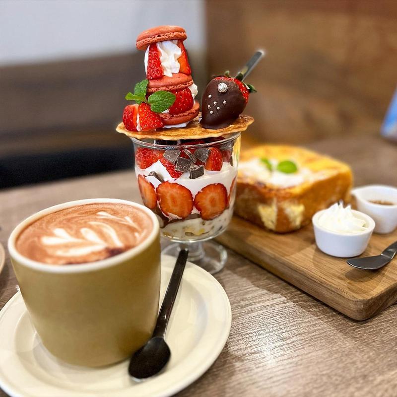 いちごのパフェ(Large Cafe)
