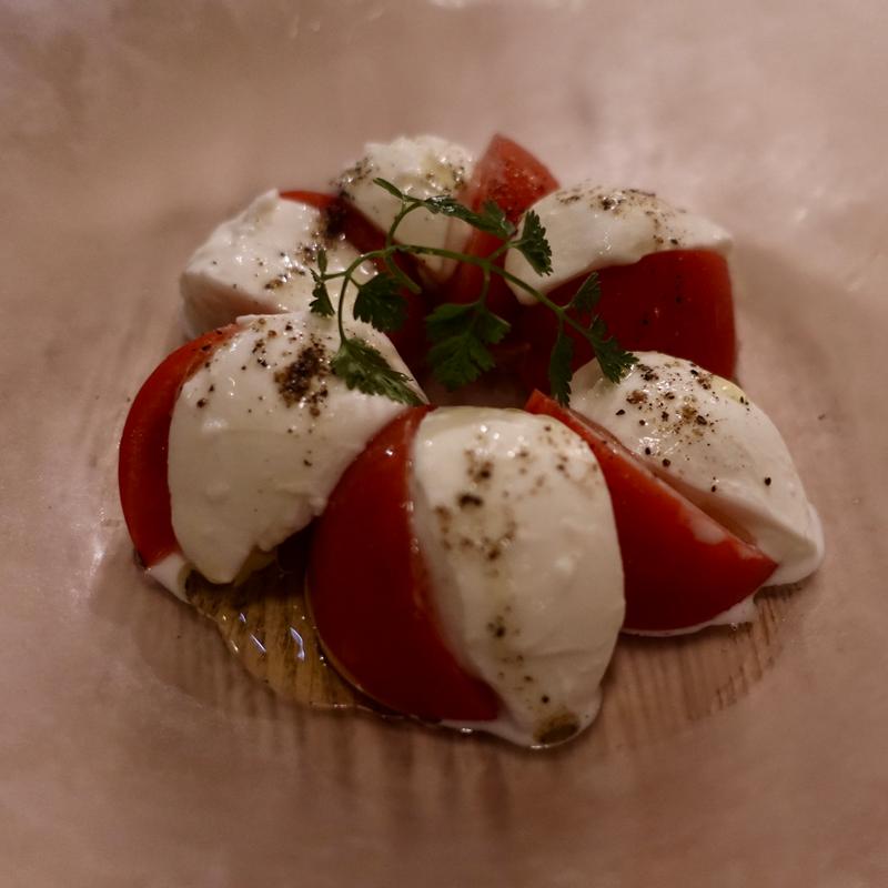 水牛モッツァレラとフルーツトマトのカプレーゼ(クルベル・キャン)