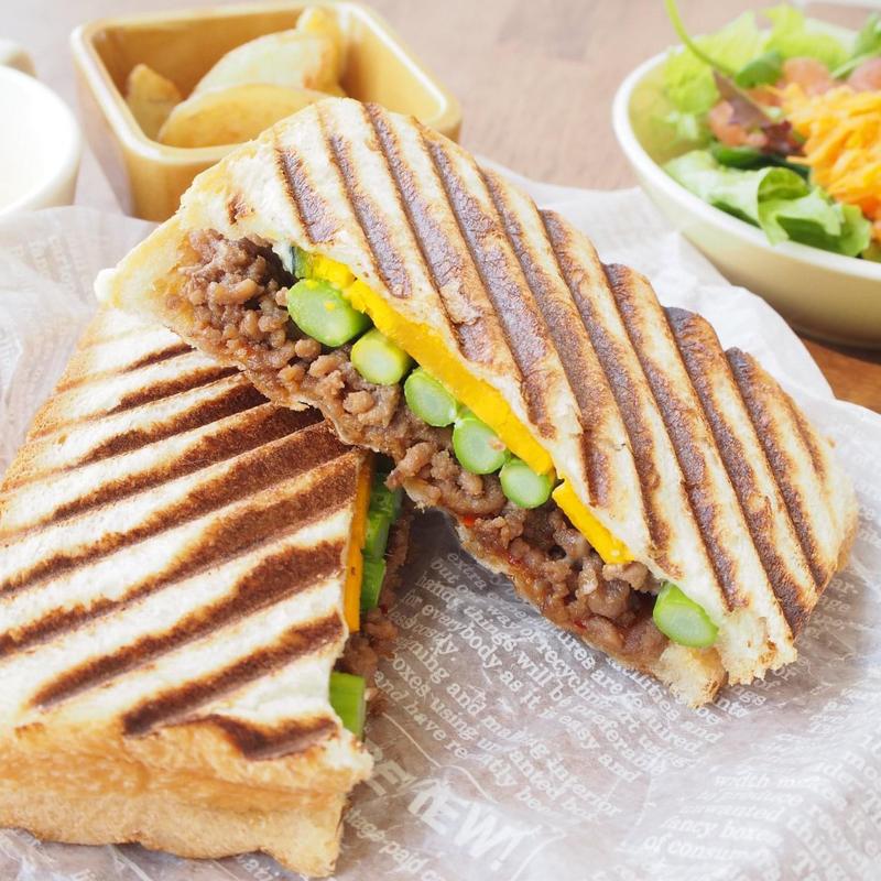 甘辛そぼろのホットサンド(Sandwich&Cafe INVIGO)