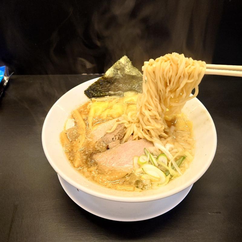 雲呑背脂煮干しラーメン(逢坂製麺（おうち麺TV.のラーメン屋さん）)