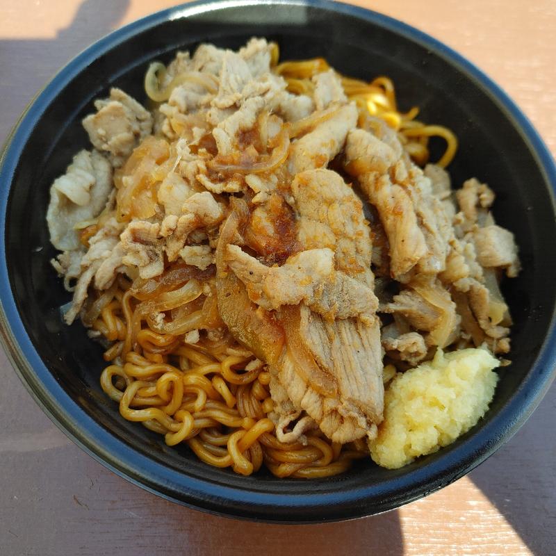 愛媛醤油の肉盛り焼きそば(市川市地方卸売市場管理事務所)