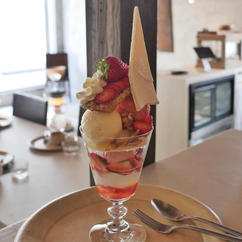 苺とカルダモンのパフェ(Parfait tokidoki)