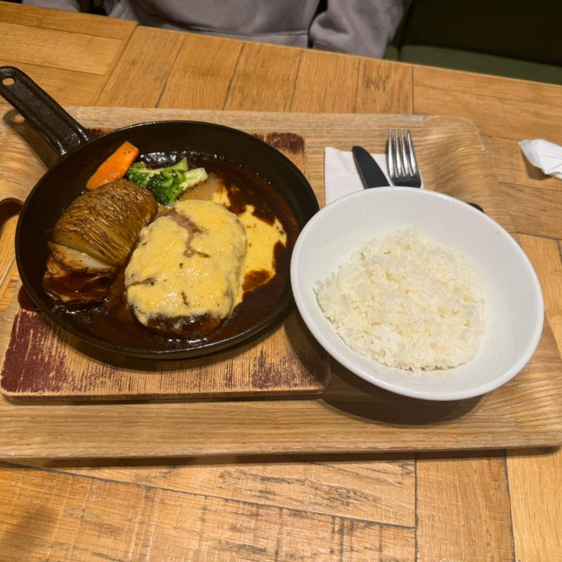 グリルハンバーグたっぷりチーズソース(リコッタ イオンレイクタウン越谷)