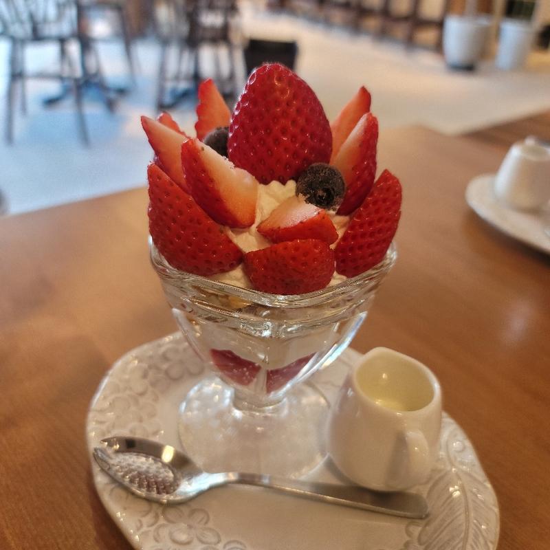 ミルキーストロベリーパフェ(観音山フルーツパーラー)