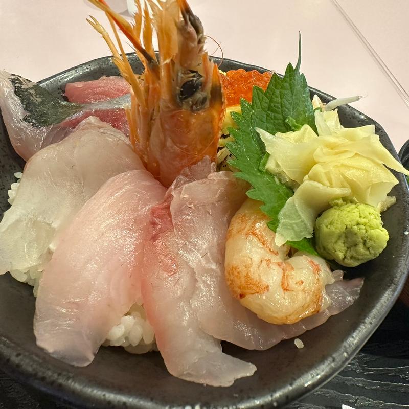 仲買の海鮮丼(上)(牧原鮮魚店 mozoワンダーシティ店)