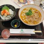 肉ごぼう饂飩とサーモンの親子丼(亀岡ゴルフクラブ )