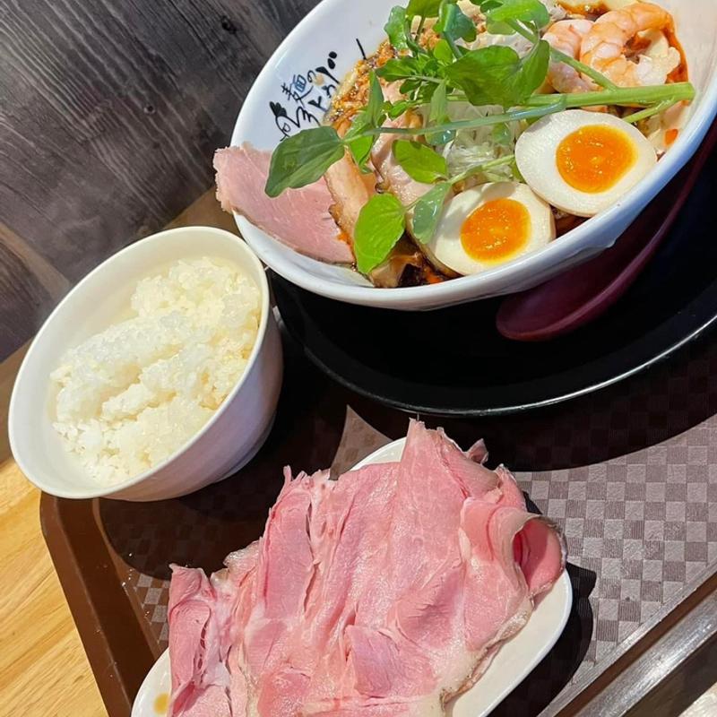 オマール海老の坦々まぜそば 半チャーシュー半玉子 白飯(麺のようじ)