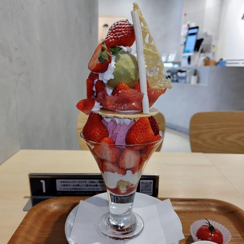たっぷり苺の楽園パフェ(覚王山フルーツ大福 弁才天 GINZASIX店)