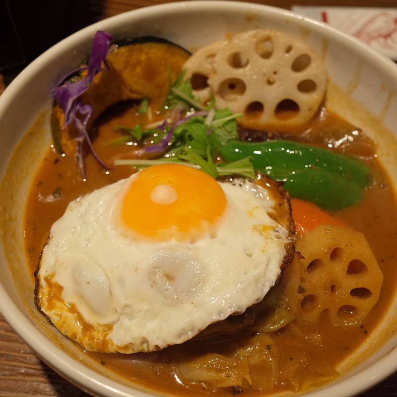 宗谷岬おくしバーグと目玉焼スープカレー(スープカレー奥芝商店 駅前創成寺)