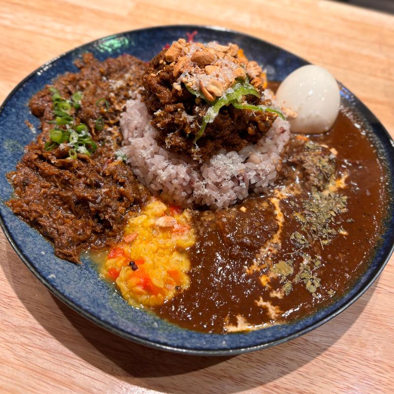 あいがけ3種（トッピング:玉子・パルメジャーノ）(カレー サファリ)