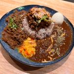 あいがけ3種（トッピング:玉子・パルメジャーノ）(カレー サファリ)