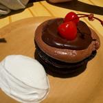 ダブルチェリーのチョコカップケーキ(キノピオ・カフェ)
