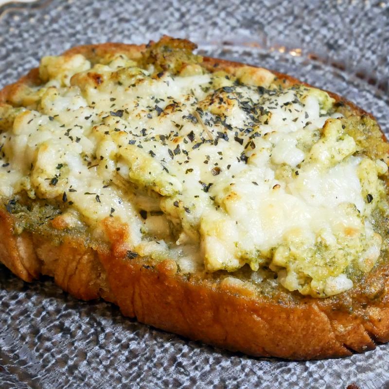 バジルチキンタルティーヌ(ＡＫＡＳＡＫＡ　ＢＡＫＥＲＹ　ＳＯＹＢＡ　有楽町メトロピア店)