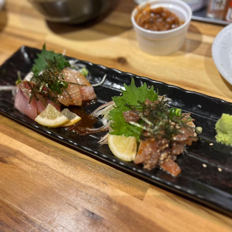 胡麻カンパチと胡麻サバの2種盛り(炭火野菜巻き串と餃子 博多うずまき 札幌大通店)