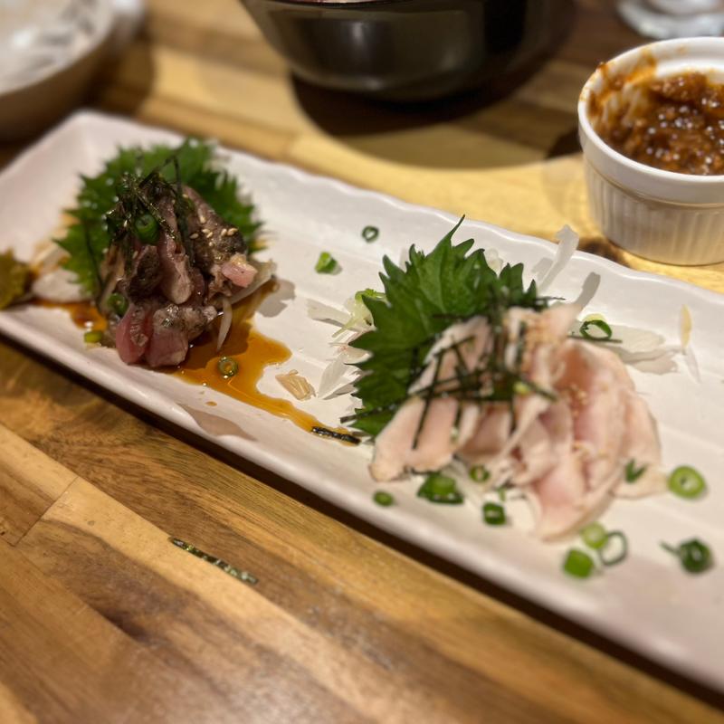 ももとささみの国産鶏たたき2種盛り(炭火野菜巻き串と餃子 博多うずまき 札幌大通店)