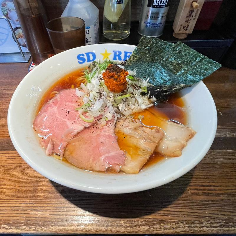 醤油らぁめん＋特製＋辛玉(SPORTS DINING REGISTA)