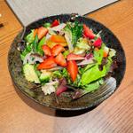 旬の野菜をたっぷり使ったサラダ(季節料理・とんかつ ふみぜん 虎ノ門店)