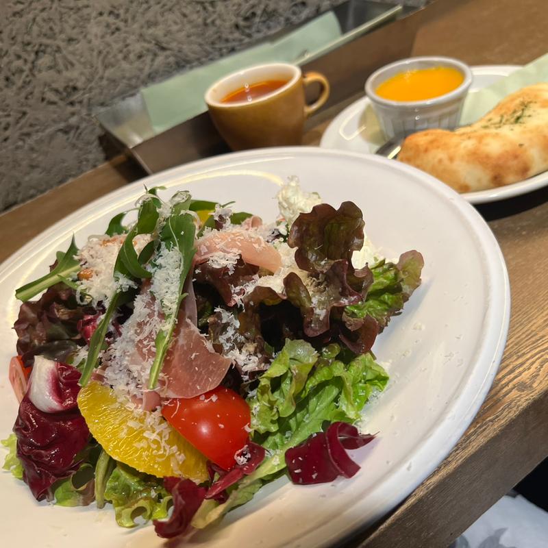 フルーツトマトとルッコラの生ハムサラダ(パティスリー＆カフェ デリーモ 東京ミッドタウン日比谷店)