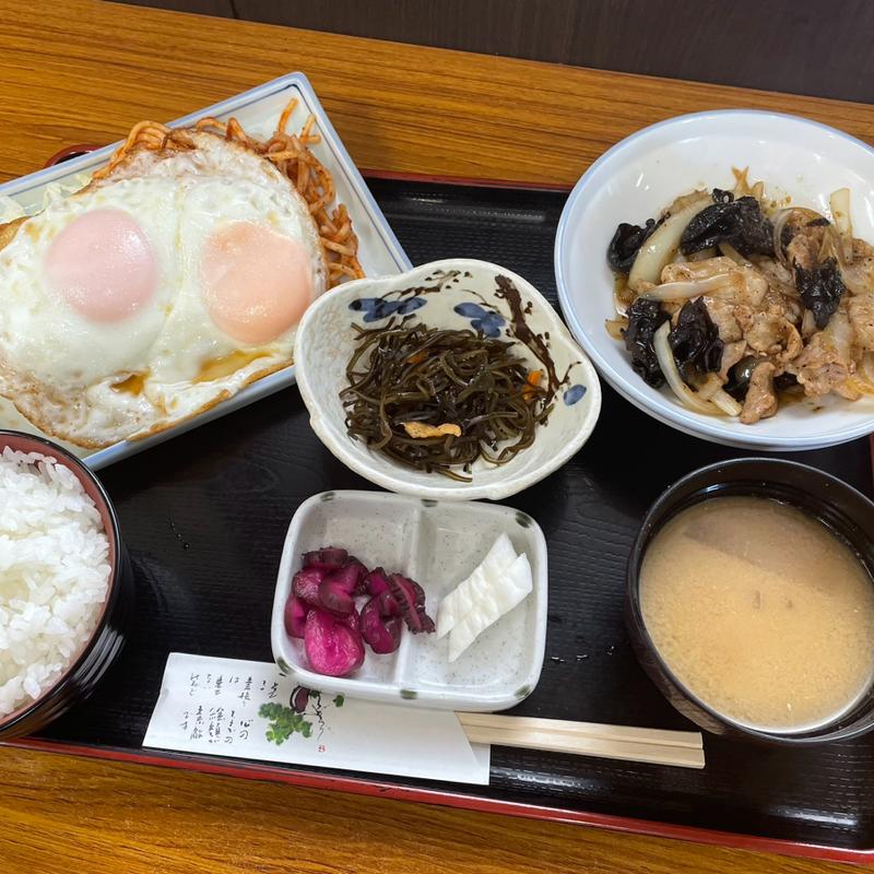豚こま炒め目玉焼き定食(あきもと食堂 )