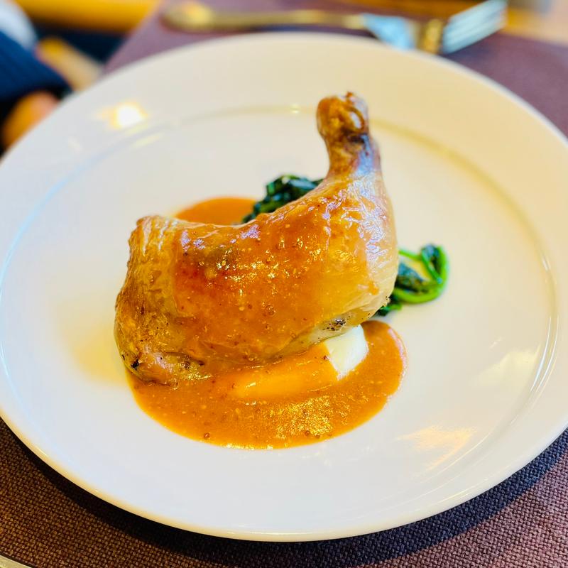 ・国産付き鶏もも肉のコンフィ ほうれん草とポテトピューレ添えマスタード(一夜城ヨロイヅカファーム)