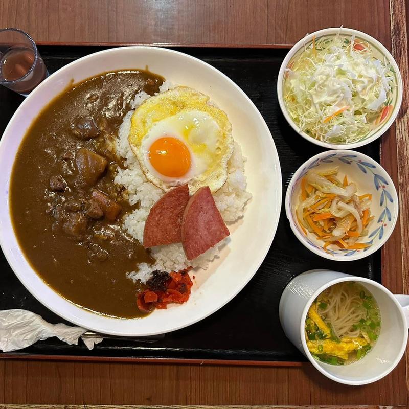 Cランチ カレーライスポーク卵付き(アクアリュウム喫茶 慈伴賜)