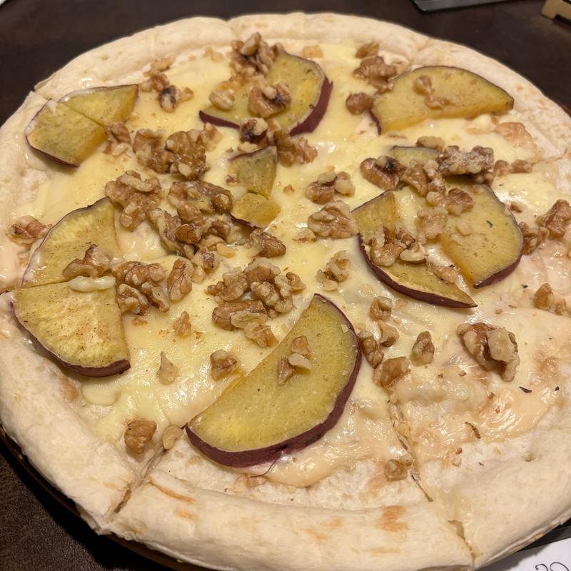 さつまいもとくるみのピザ(プロースト東京 ソーセージ＆燻製バル)