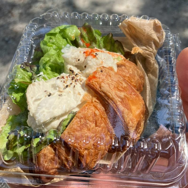 蒸し鶏のクロワッサンサンド(CONCENT MARKET to table)