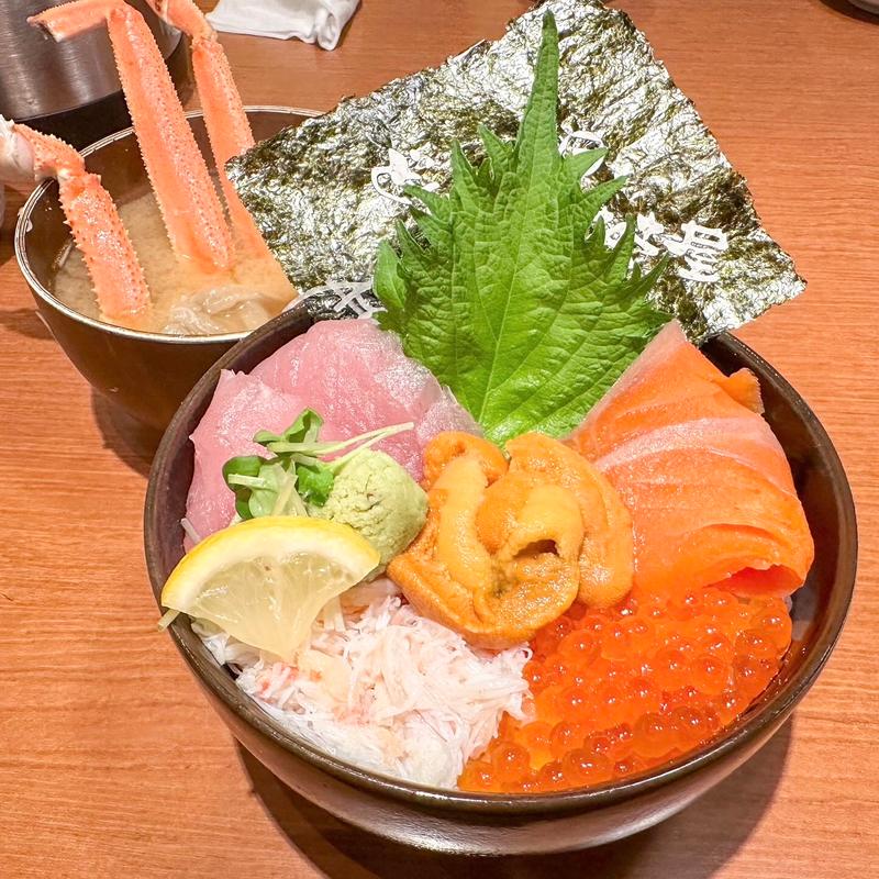 人気の五色丼(どんぶり茶屋)