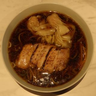 肉ワンタン麺黒(2つ)(Ramen Kurumu)