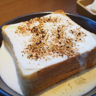 ホワイトソースとミートソースのあつあつパングラタン(Sandwich&Cafe INVIGO)