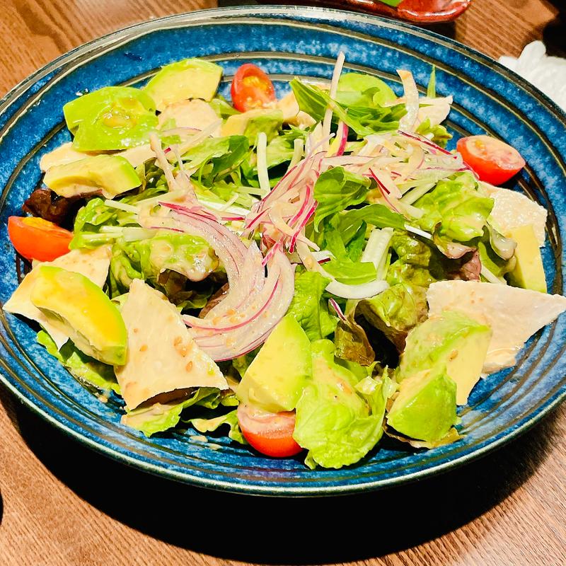 蒸し鶏とアボカドのサラダ(居酒屋 写楽)